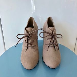 Aldo light brown tan neutral booties Sz6, 4in heel